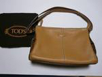 即決☆TOD'S トッズ 斜めがけショルダー 子育て　旅行　上品　サイドポケット　シルバーパーツ　ベージュ 型押し
