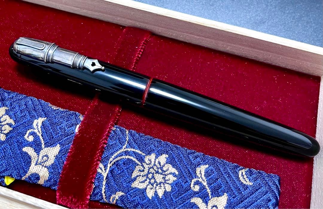 中屋万年筆×趣味の文具箱限定　ポータブル黒溜　万年筆型廻り止め　象嵌