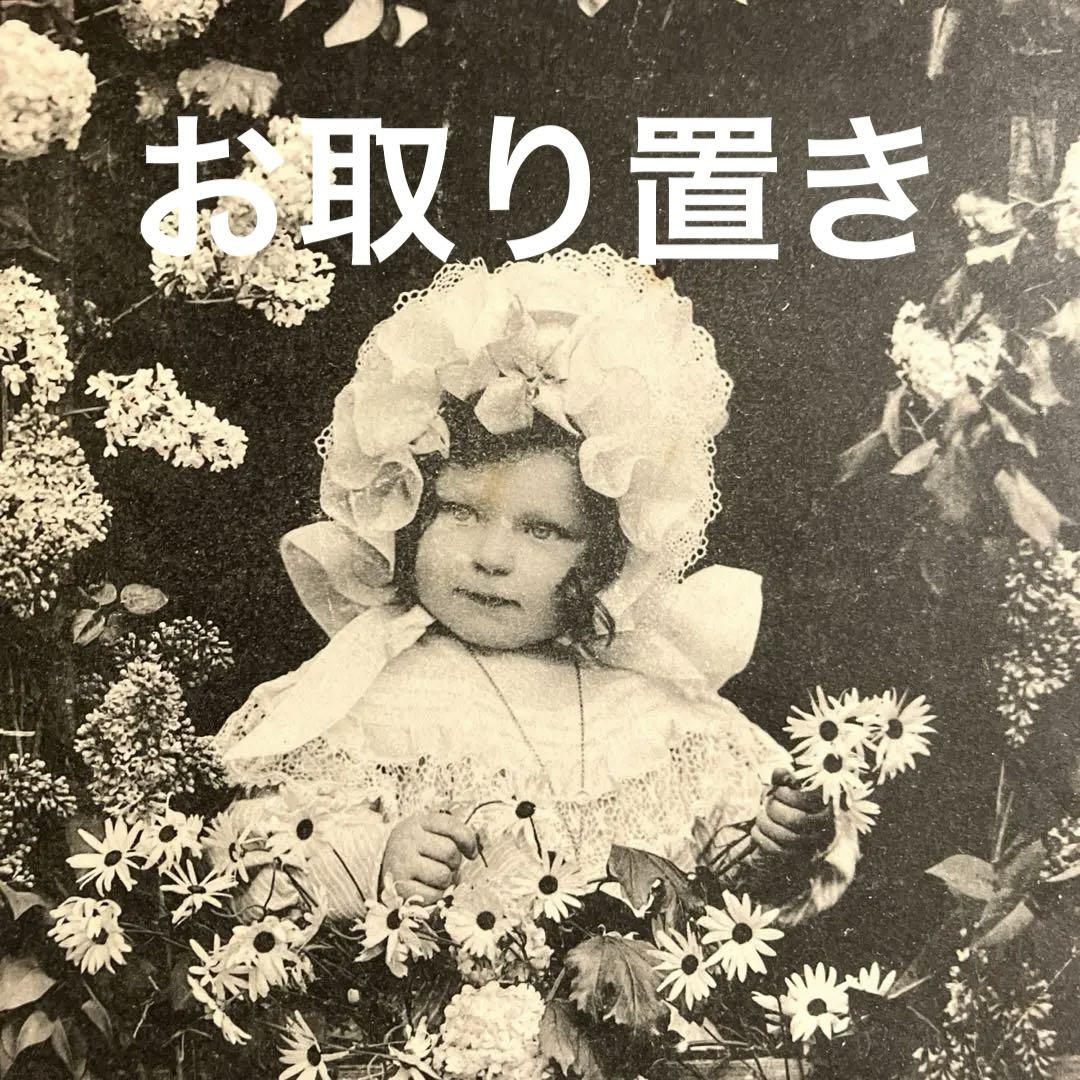 お取り置きフランスアンティークポストカード　花に囲まれたドレス姿の少女