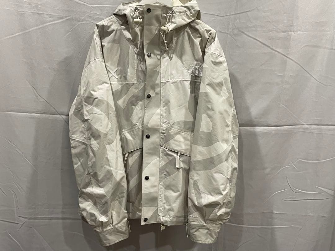 中古　ノースフェイス　NORTH FACE KAWS　マウンテンパーカー　XL