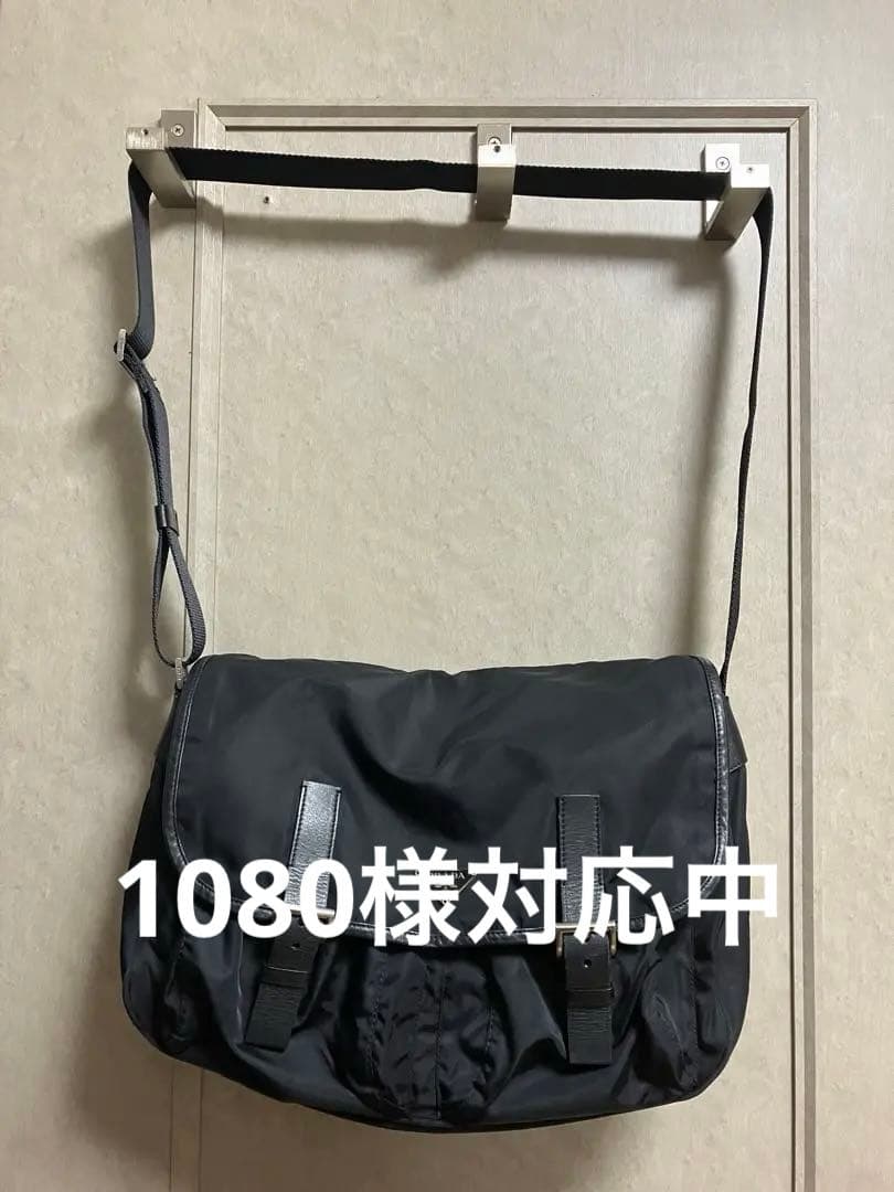 美品！プラダ　三角ロゴ　黒メッセンジャー　男女兼用　ショルダーバッグ　カード付き