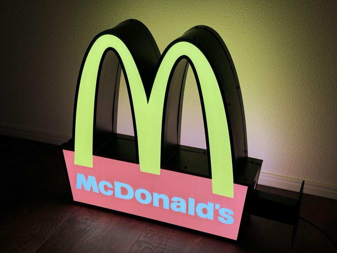 レア！　マクドナルド　大型ディスプレイ　ゴールデンアーチ　店舗照明