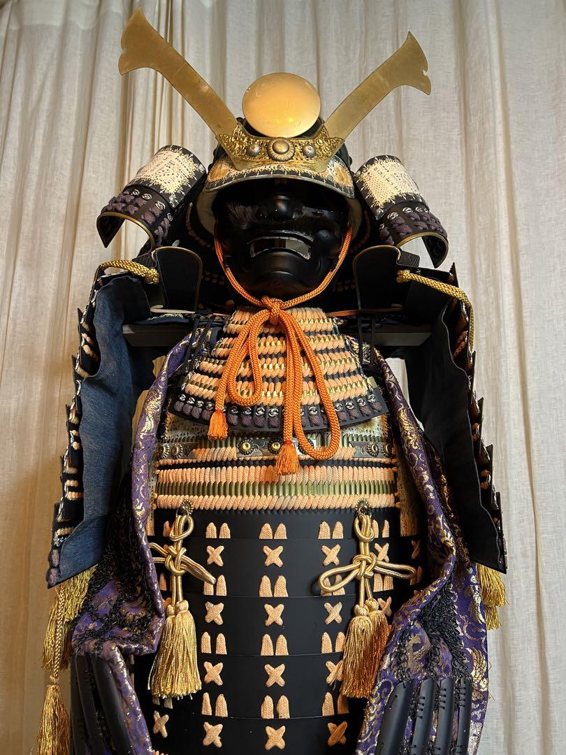 【現代甲冑　等身大】（展示品の為未使用品）黒胴当世素掛紺白茶糸威本小札具足　一式