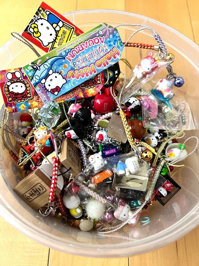 サンリオ　キティ　ご当地　ストラップ　根付け　お土産　レトロ　まとめ売り164個