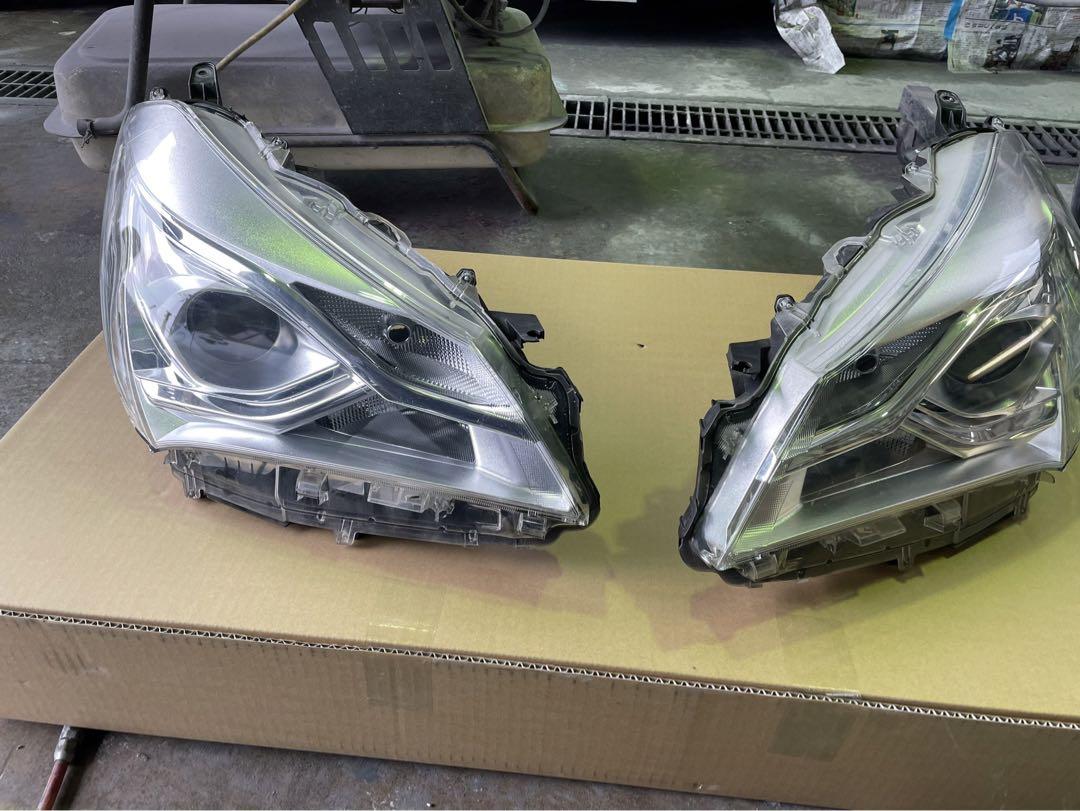 トヨタ ヴィッツ　DAA-NHP130　左右ヘッドランプ
