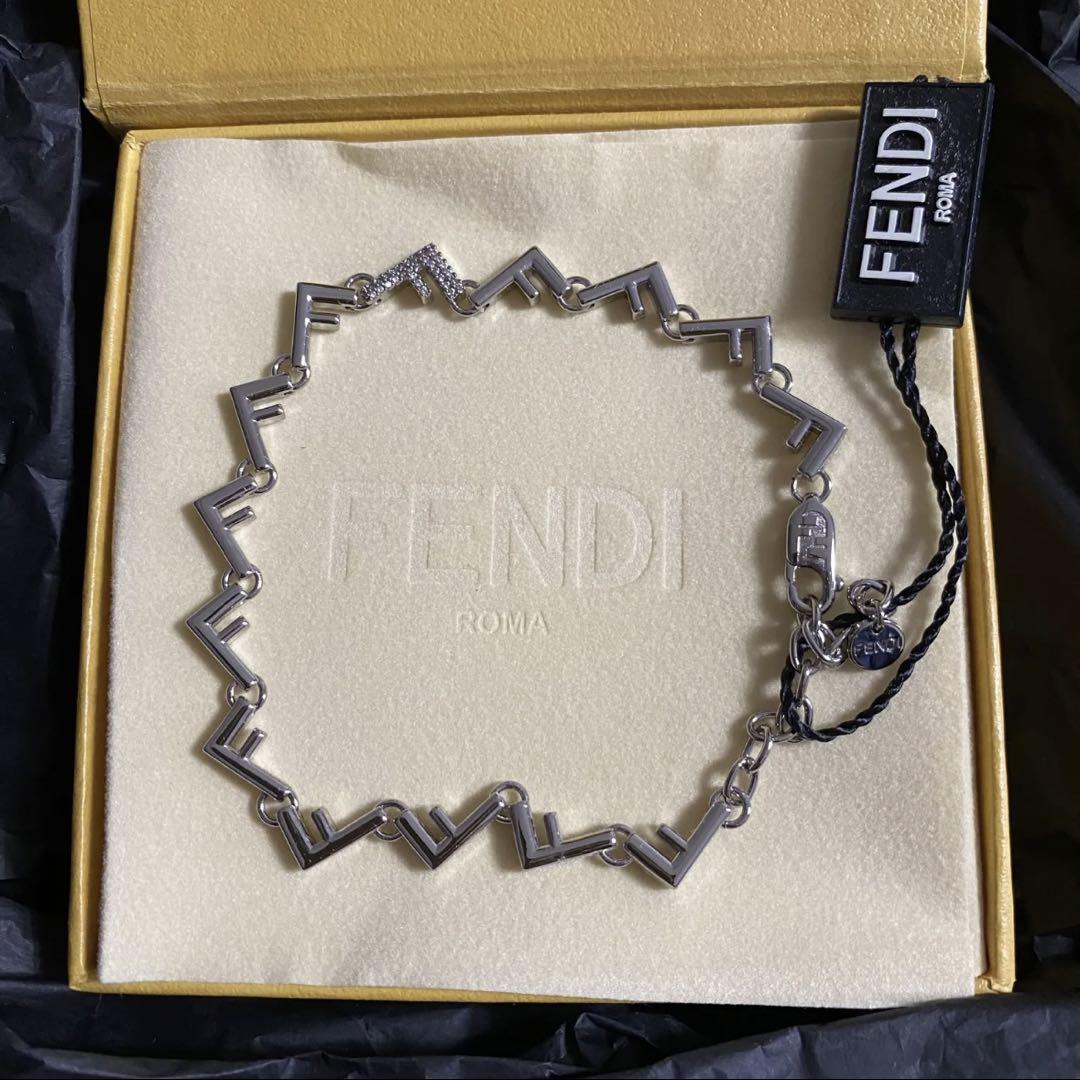 snow man 目黒蓮　着用　フェンディ　fendi ファイブブレスレット
