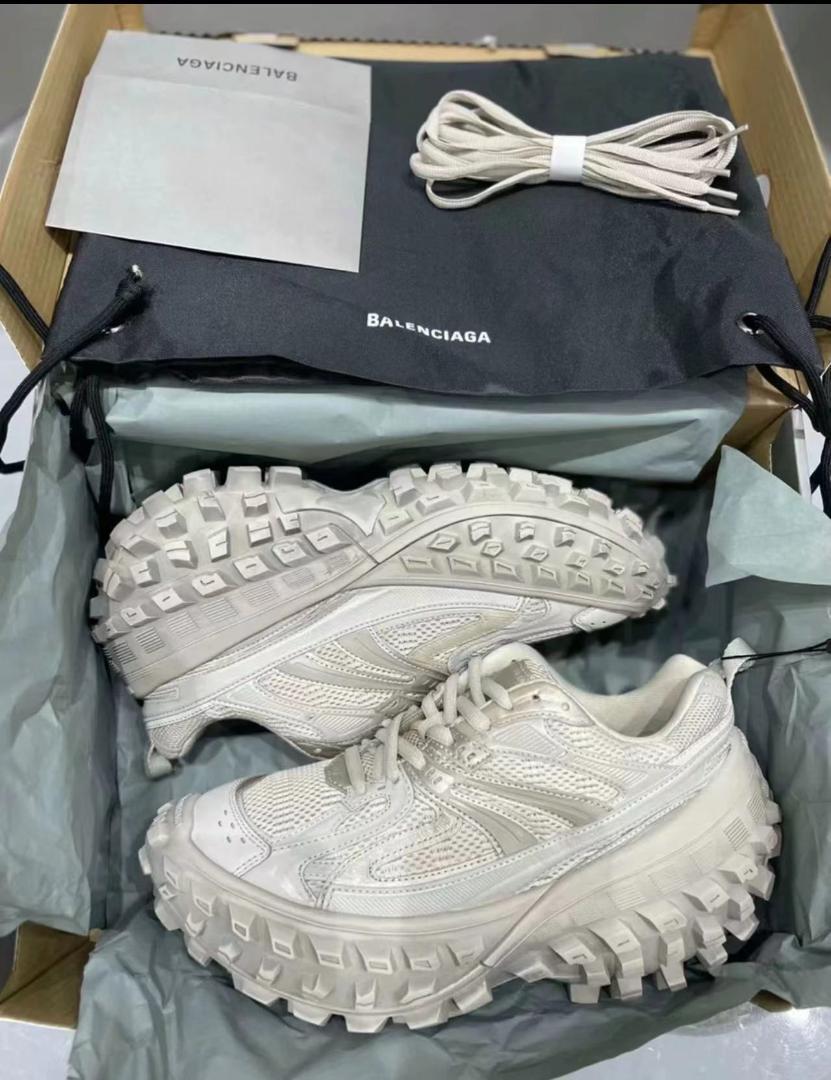 BALENCIAGA BOUNCER defender  40 ベージュ